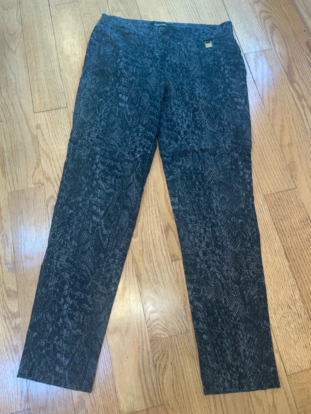Cute and stretchy! Snakeskin pattern pants. Size 4. Perfect for work and play.